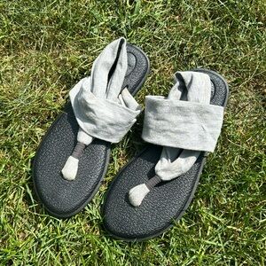 Women’s Sanuk Grey yoga Sandals Size 7